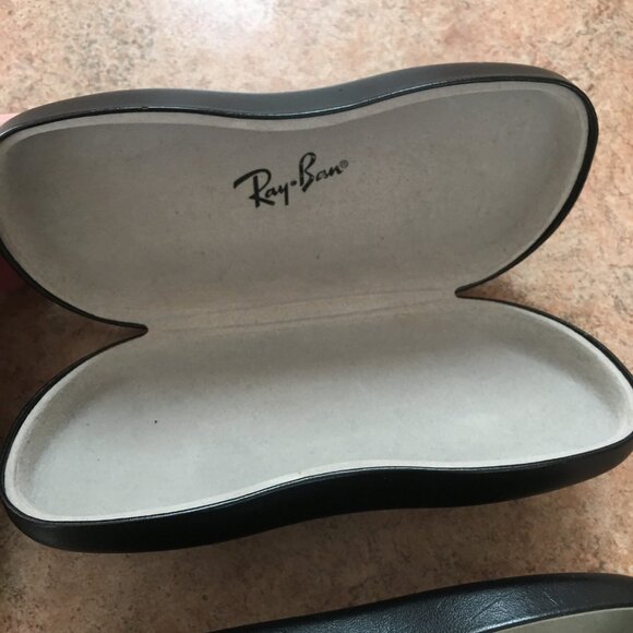 2 Ray-Ban hard clamshell sunglass cases - Picture 7 of 8